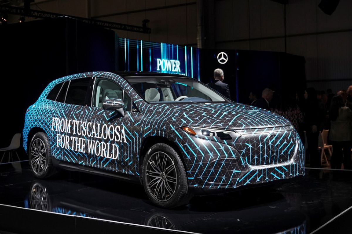 Mercedes-Benz luncurkan model SUV listrik EQS