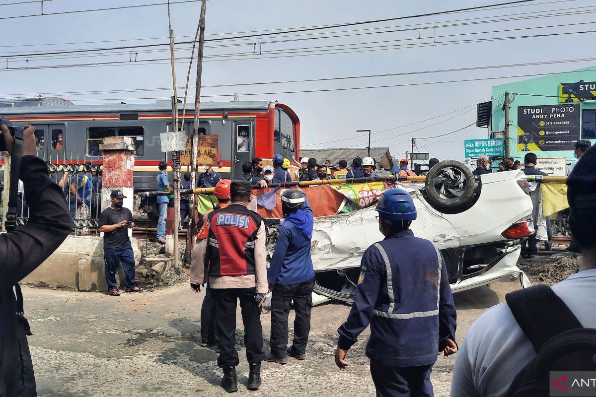 Mobil tertabrak KRL di Rawa Geni Depok berhasil dievakuasi