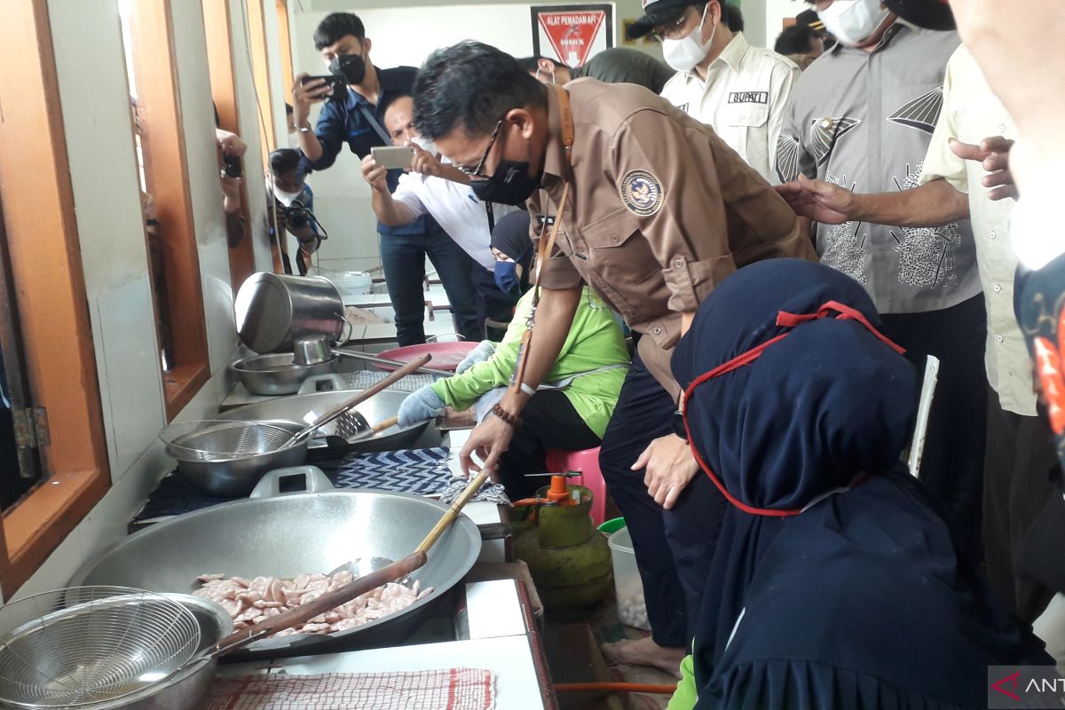 Sandiaga Uno tinjau rumah produksi olahan ikan di Kabupaten Bangka Tengah