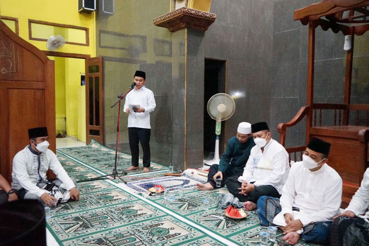 Wabup Mojokerto serahkan hibah Rp100 juta untuk Masjid Darut Taqwa Tempuran