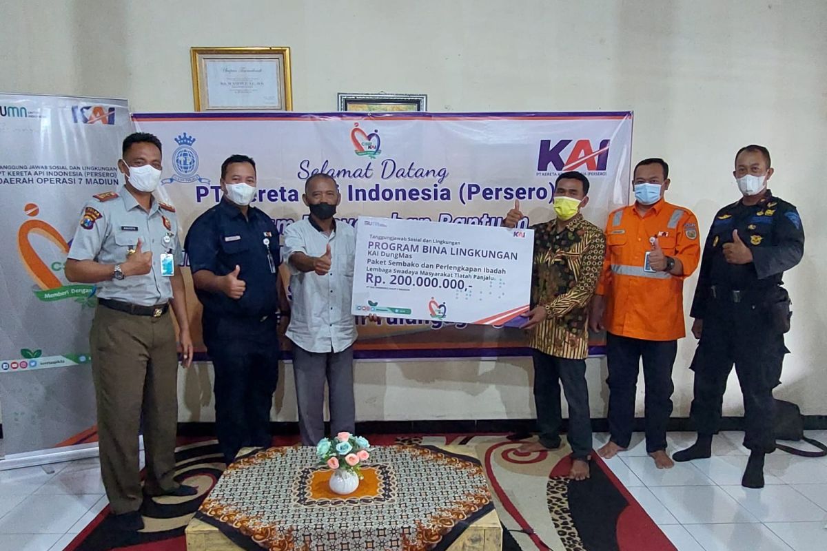 Daop 7 Madiun beri bantuan paket bahan pokok jelang Lebaran