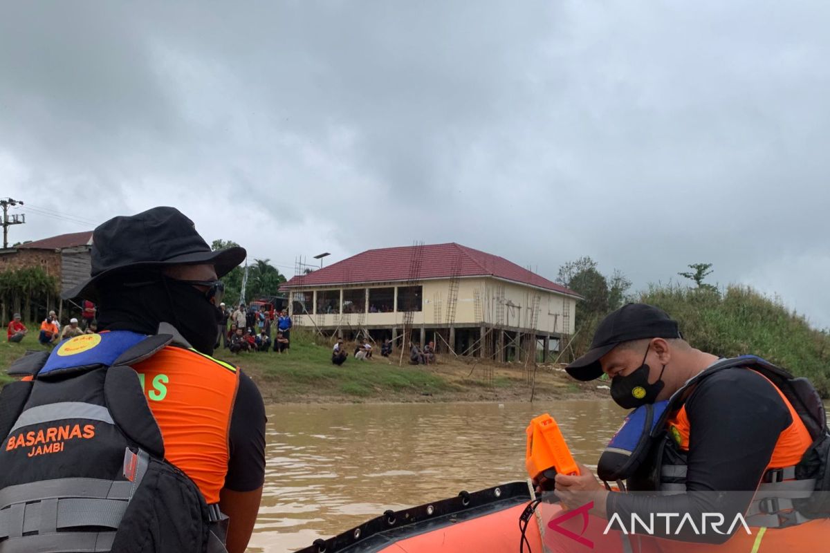 Basarnas Jambi gunakan peralatan sonar cari korban tenggelam di Sungai Batanghari