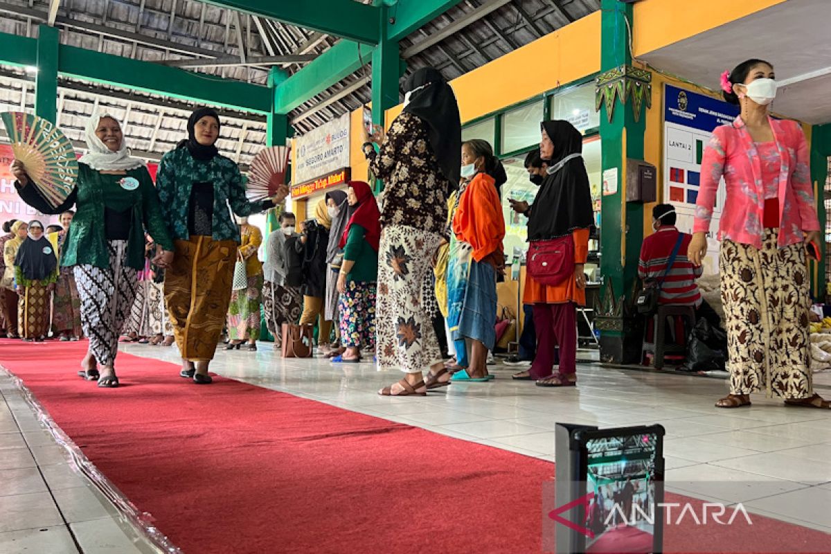 Buruh gendong Beringharjo,  sehari mencicipi arena "catwalk"