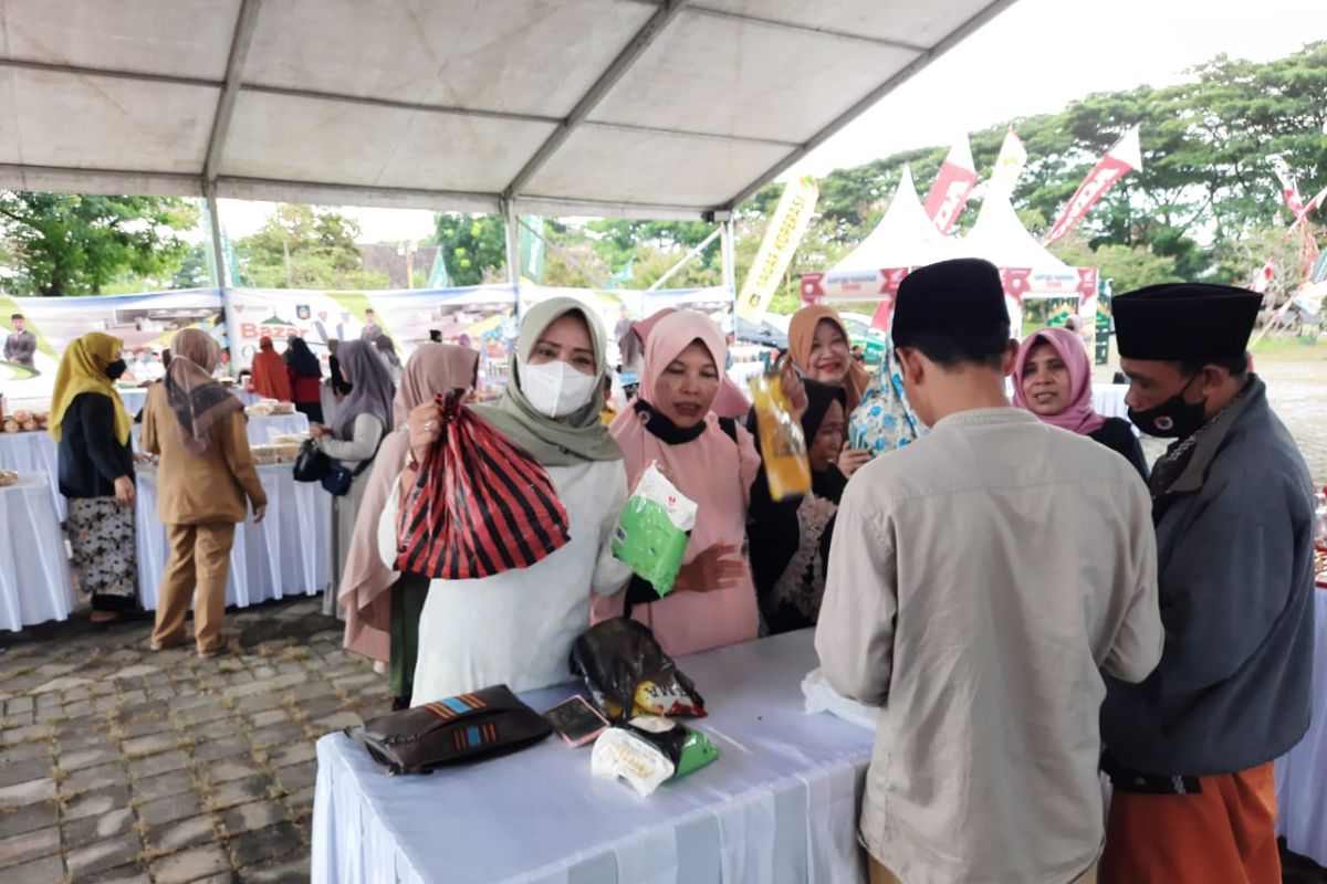 Pemkab Lombok Tengah membuka pasar murah di Bazar Ramadhan