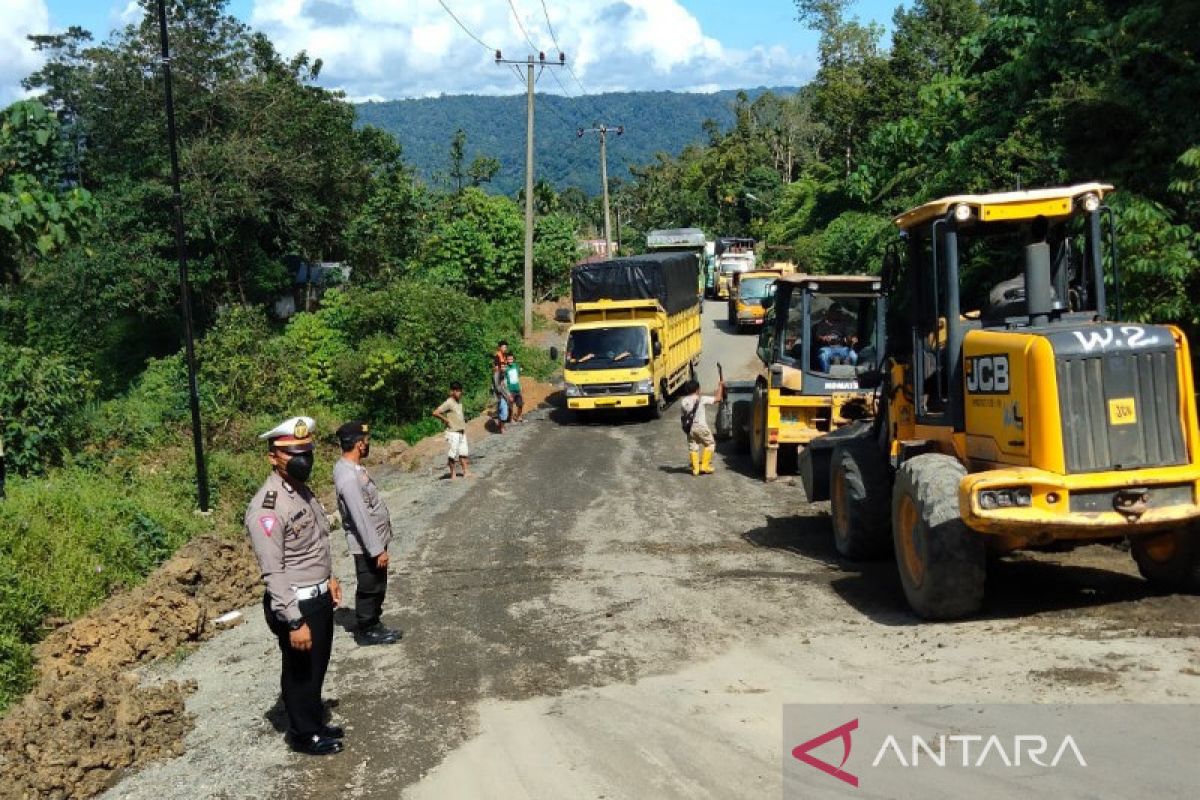 Jalan Nasional Batu Jomba diperbaiki guna antisipasi kemacetan arus mudik Lebaran