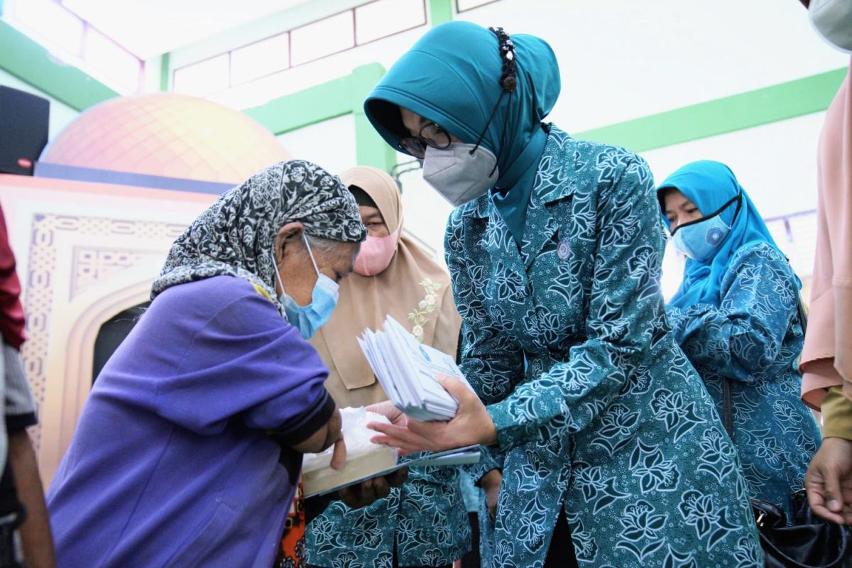 TP PKK Kota Pontianak berikan bantuan sembako bagi dhuafa