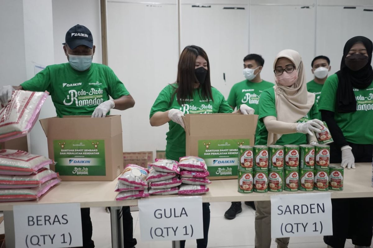 Daikin bantu warga Surabaya dengan Sembako Ramadhan