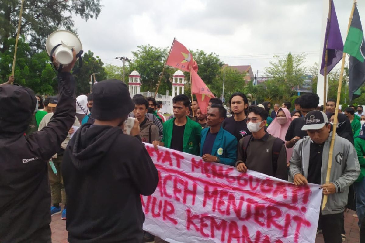 Front mahasiswa tuntut gubernur tuntaskan banyak masalah di Aceh