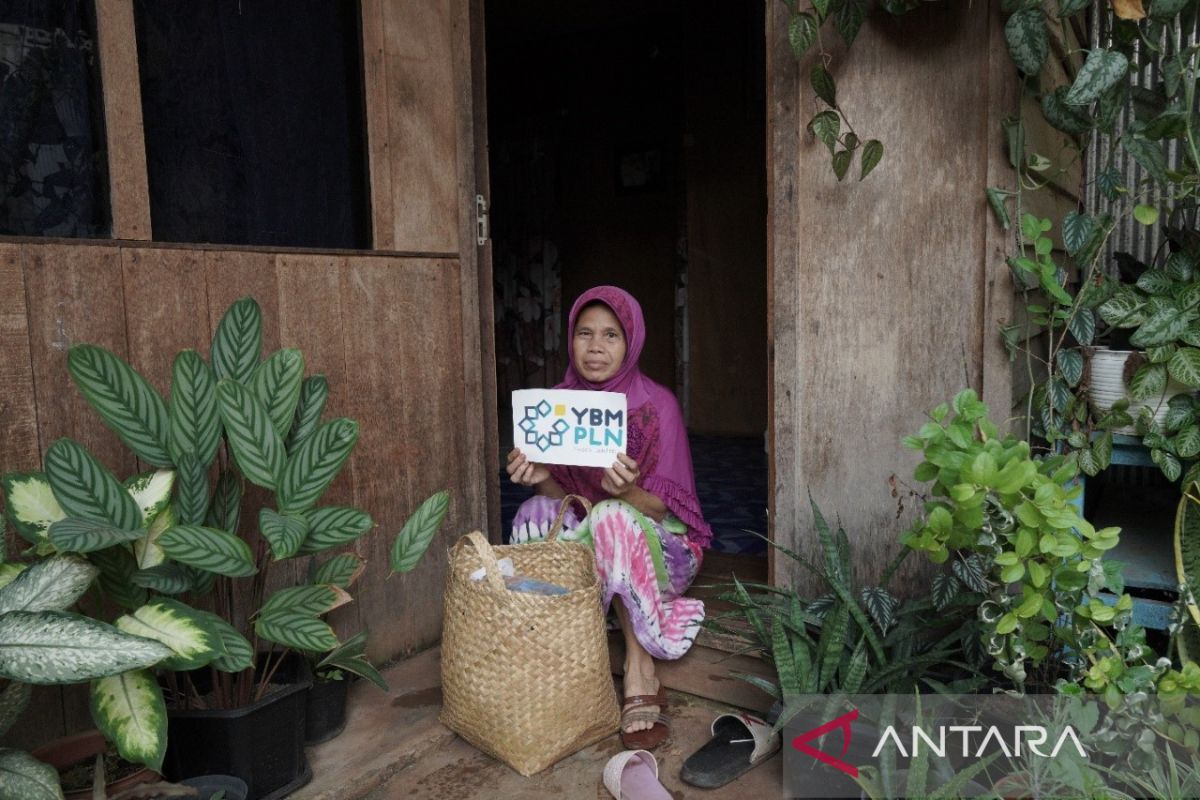 YBM PLN bagikan ratusan paket sembako untuk kaum dhuafa