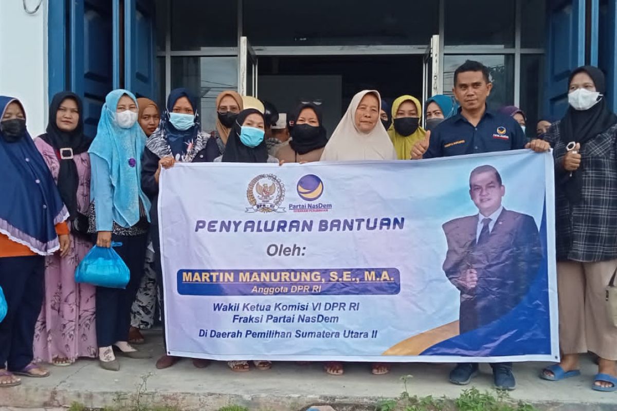 NasDem Labura salurkan 1000 paket sembako dari Martin Manurung