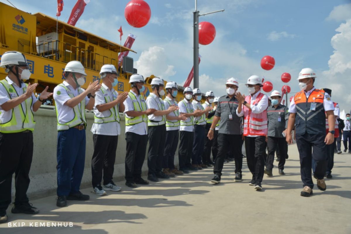 Minister observes installation of railway tracks for KCJB