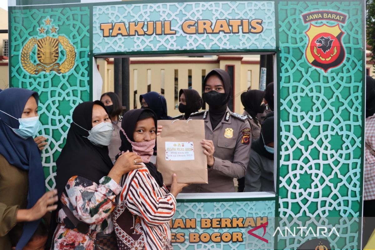 Polres Bogor bagikan ratusan takjil gratis untuk masyarakat selama Ramadhan