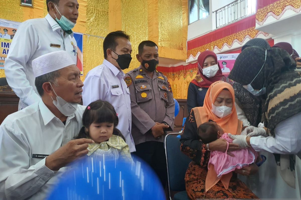 Tingkatkan kekebalan tubuh anak, Pemkab Pasbar canangkan pekan imunisasi