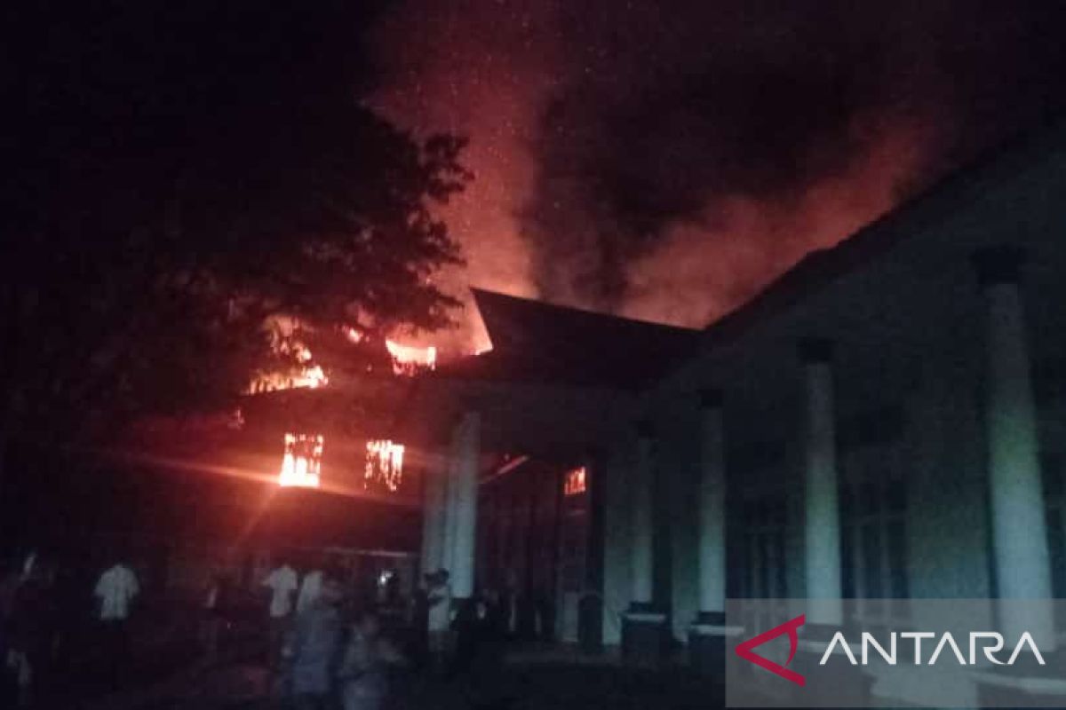 Kantor Bupati Halmahera Selatan terbakar