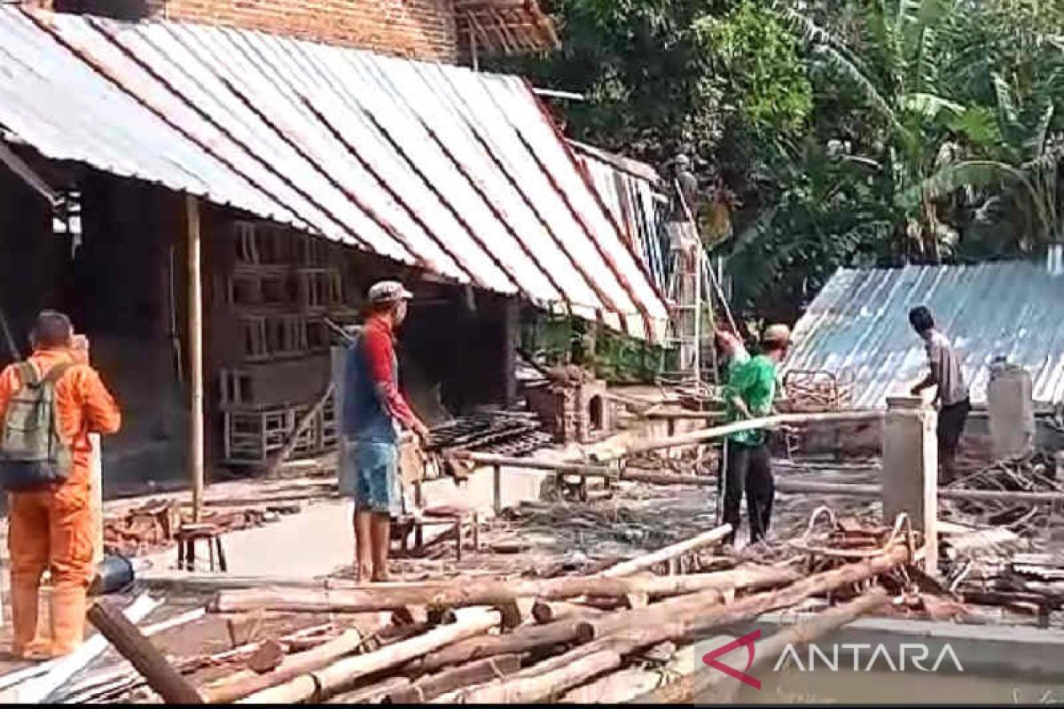 Puting beliung menyebabkan puluhan rumah rusak di Cirebon