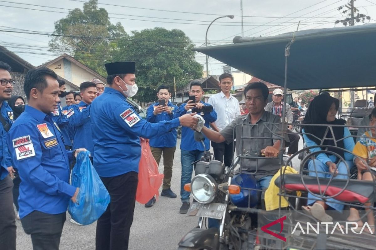 DPD KNPI Tanjungbalai berbagi takjil dan buka puasa bersama