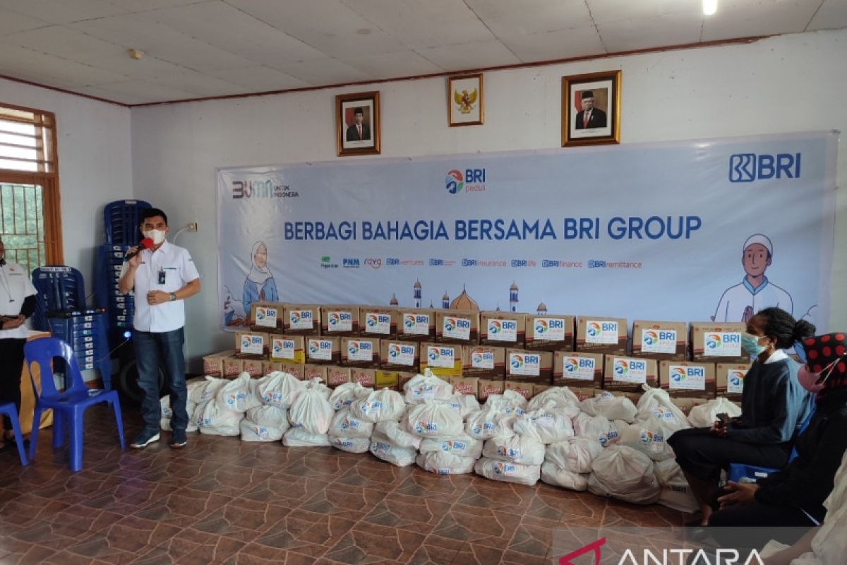 BRI Jayapura bagikan 1.088 paket bapok gratis bentuk kepedulian sesama