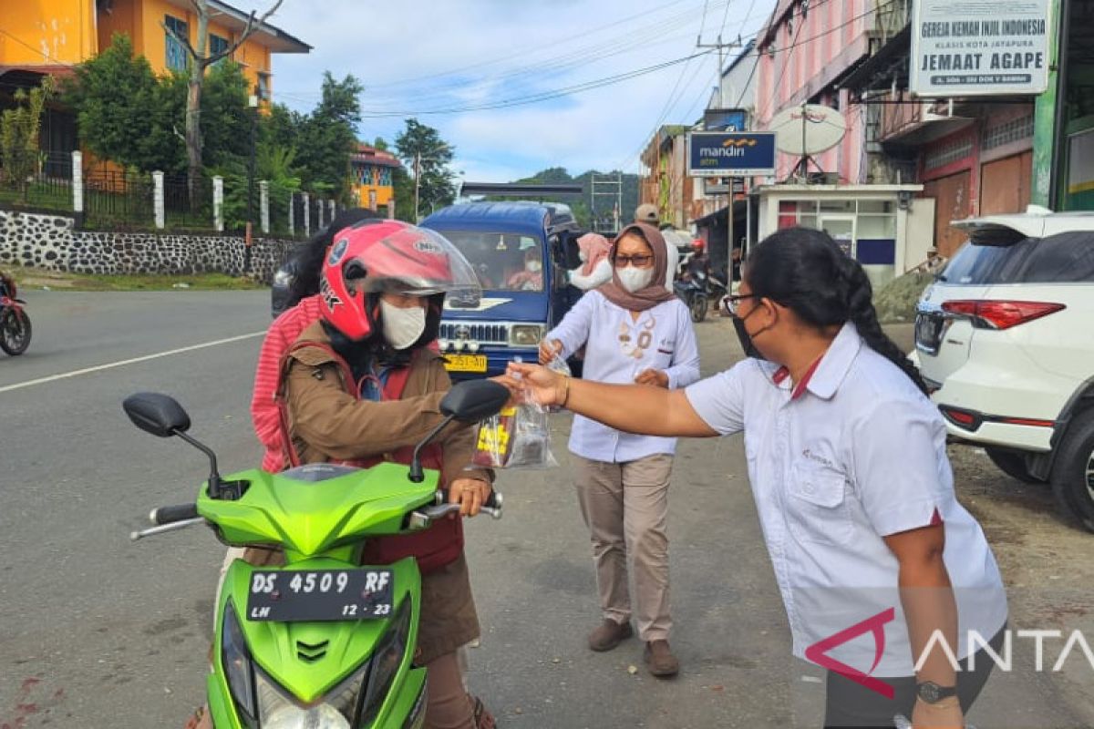 Srikandi Antara Biro Papua berbagi takjil gratis