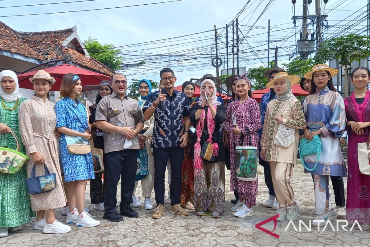 Menparekraf saksikan fashin show batik cual Babel