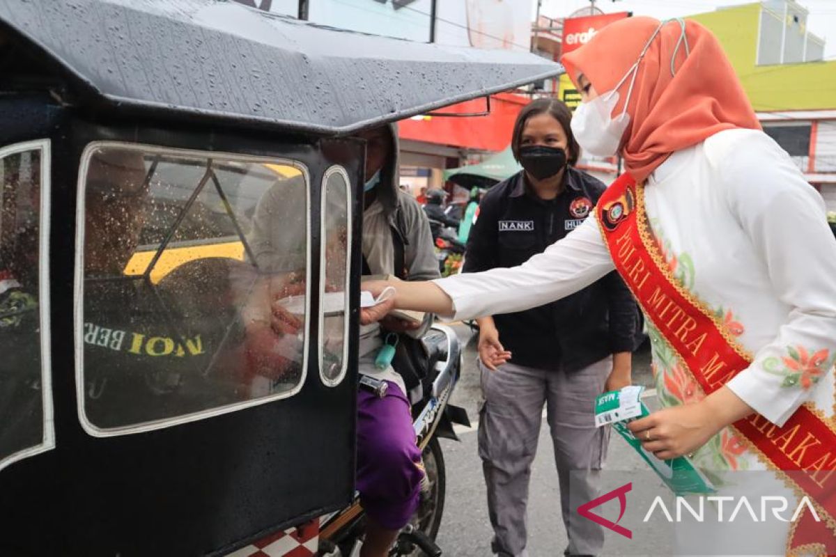 Polwan Polres Gorontalo bagikan takjil dan masker