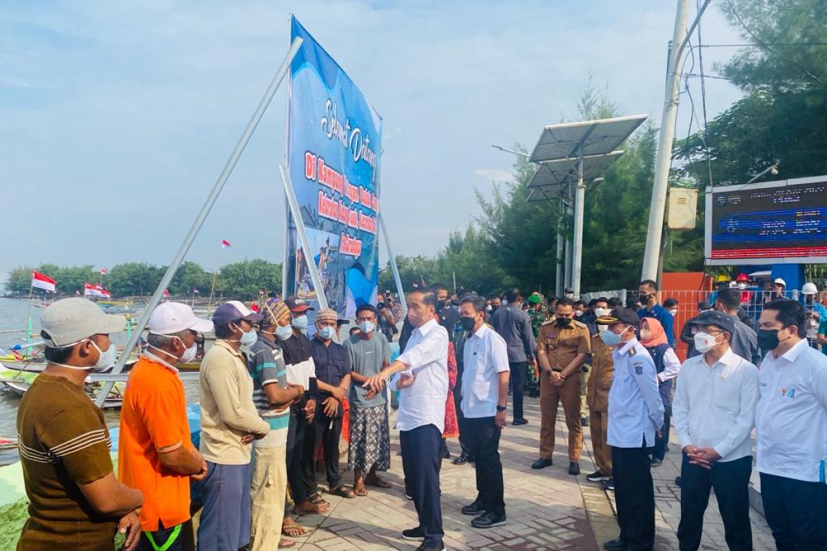 Presiden Jokowi perintahkan PUPR bangun pemecah ombak di Bulak Surabaya