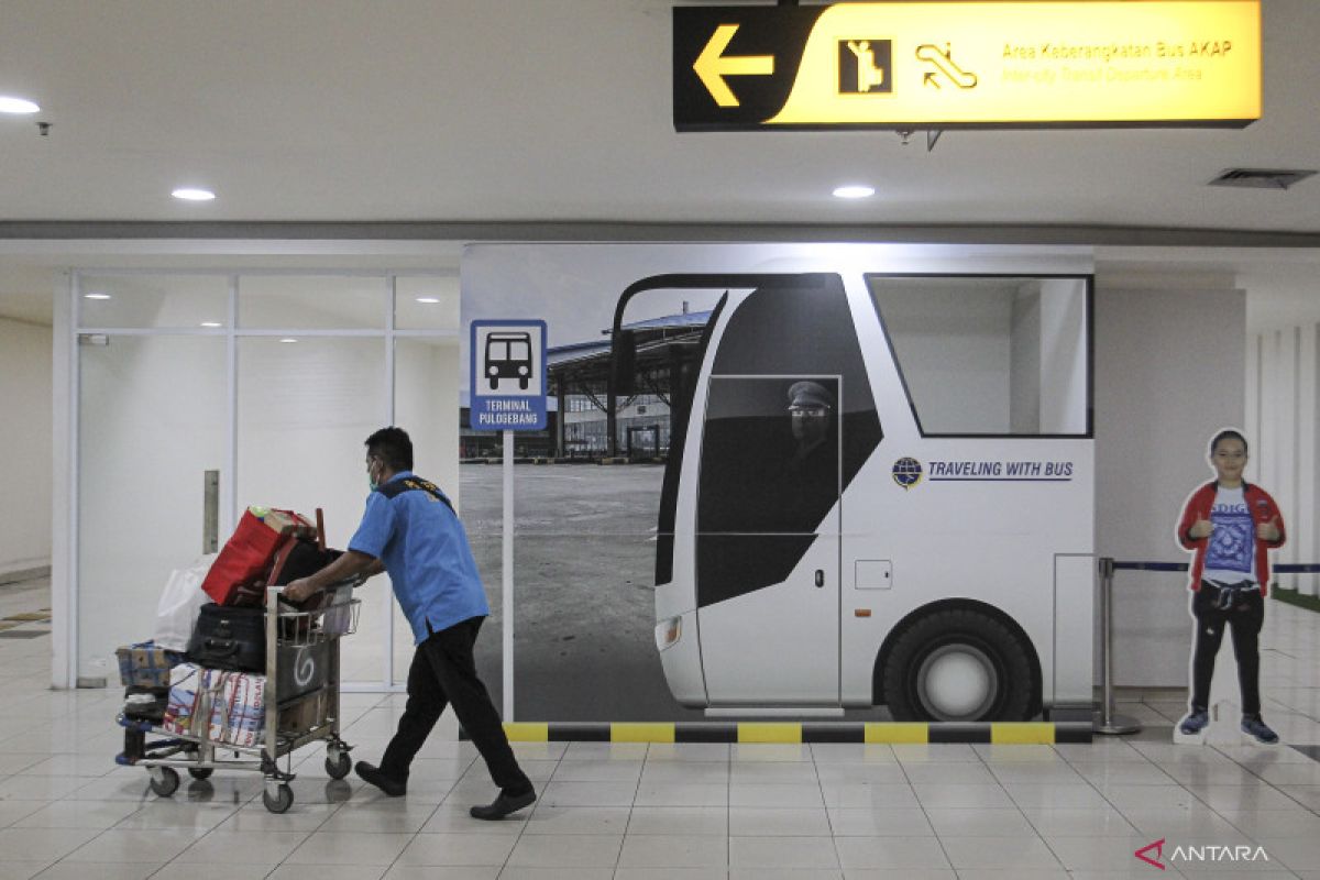 Terminal Pulo Gebang mulai padat penumpang pada H-7 Lebaran