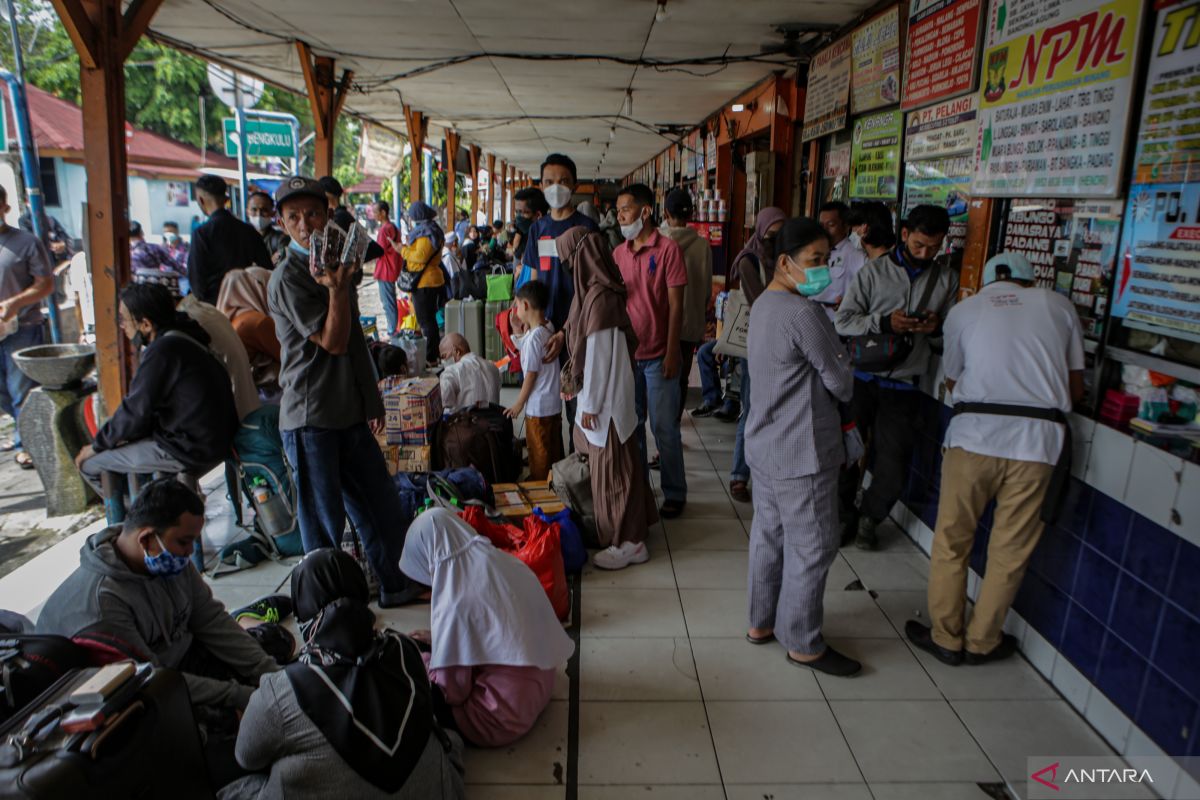 156 sopir jalani tes urine di Terminal Kalideres