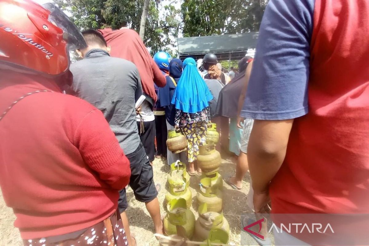 Sejumlah warga Kota Palu antre LPG 3 Kg di pasar murah Ramadhan