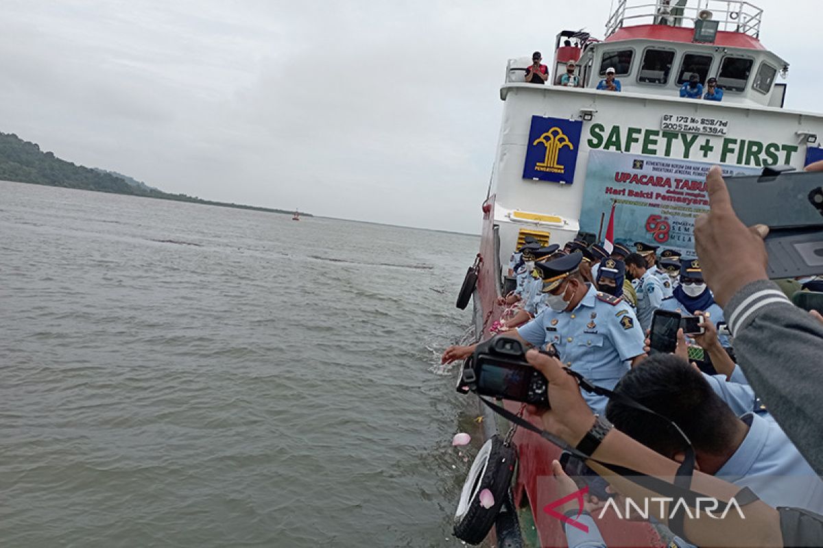Pegawai LP se-Nusakambangan-Cilacap tabur bunga di perairan Sodong