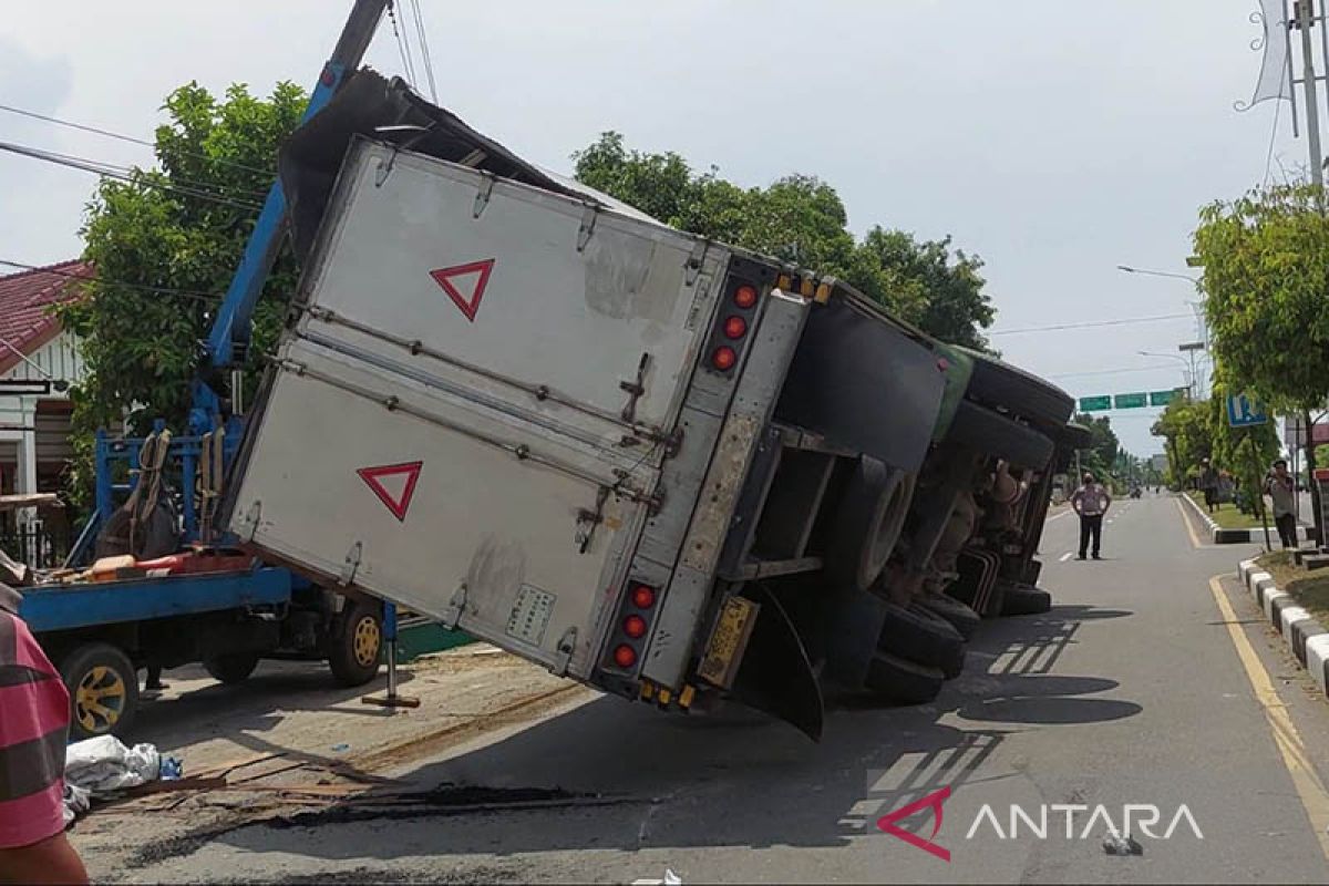 Truk pengangkut barang tabrak trotoar hingga terbalik