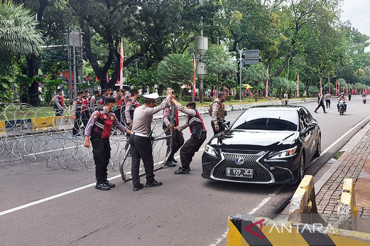 Polisi tutup Jalan Merdeka Barat saat berlangsung demo mahasiswa