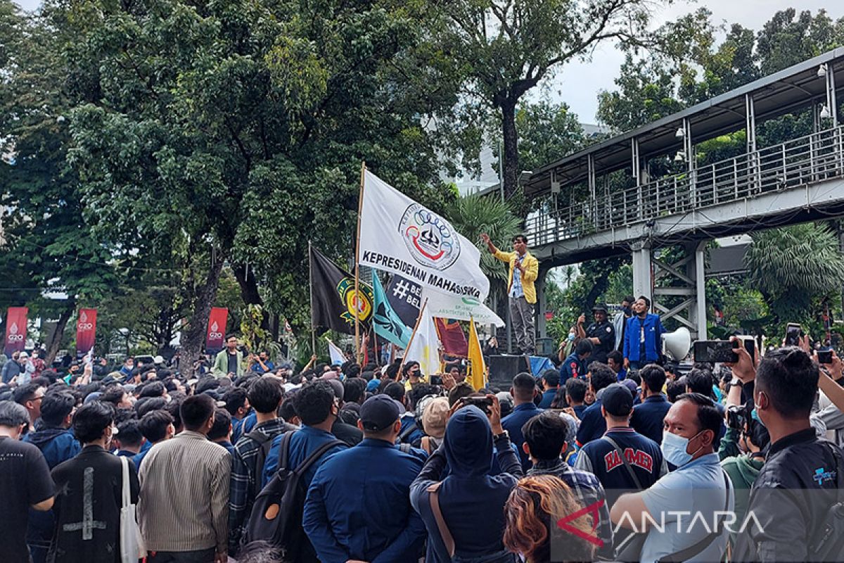 Polisi buka barikade di Jalan Merdeka Barat Jakarta Pusat