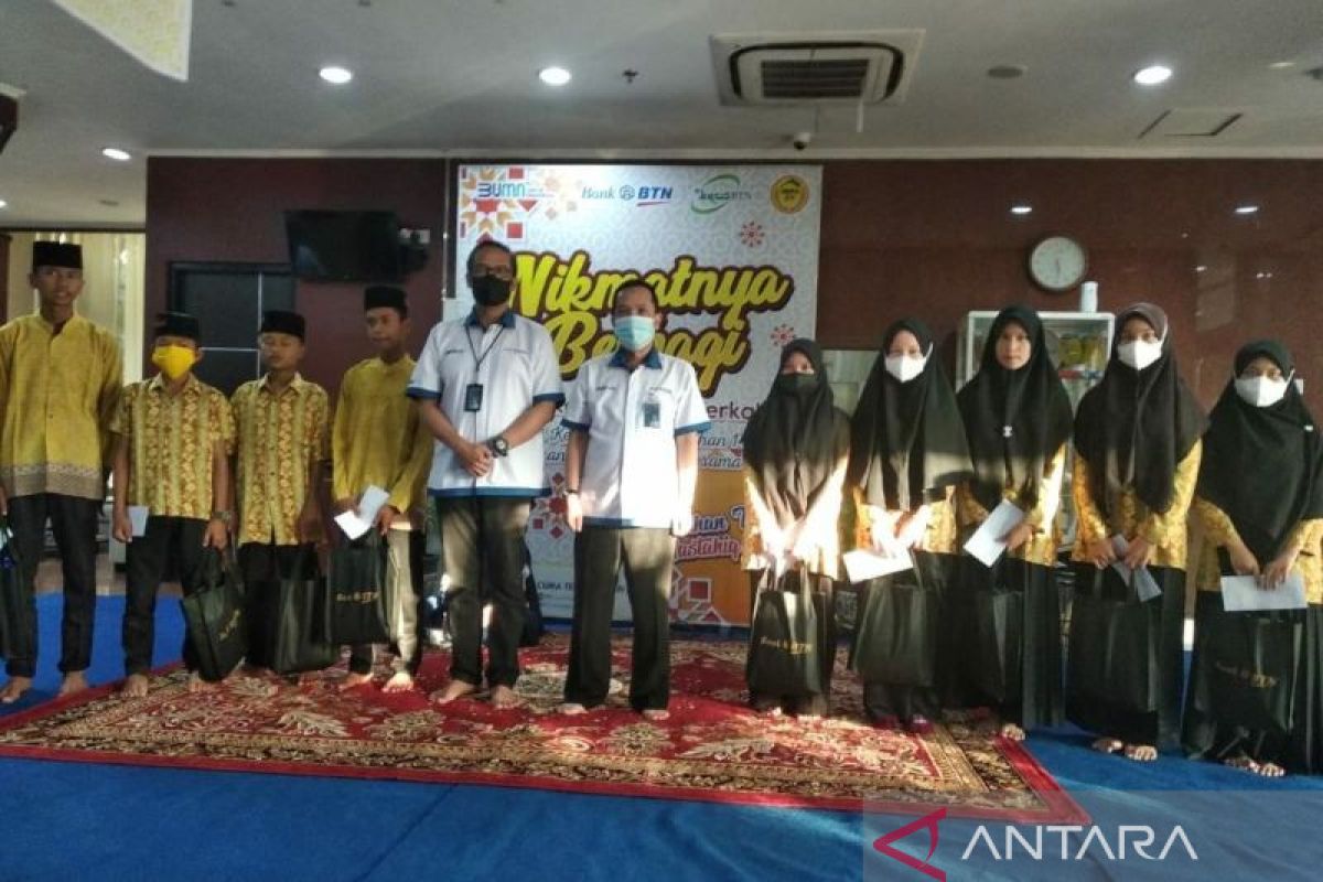 BTN bantu peralatan shalat untuk Ponpes Ar-Rahmah Pekanbaru, sambut Idul Fitri dengan suka cita