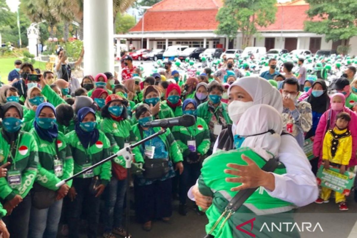 Menyanyi bersama, Khofifah ajak pengojek daring perempuan maknai perjuangan Kartini