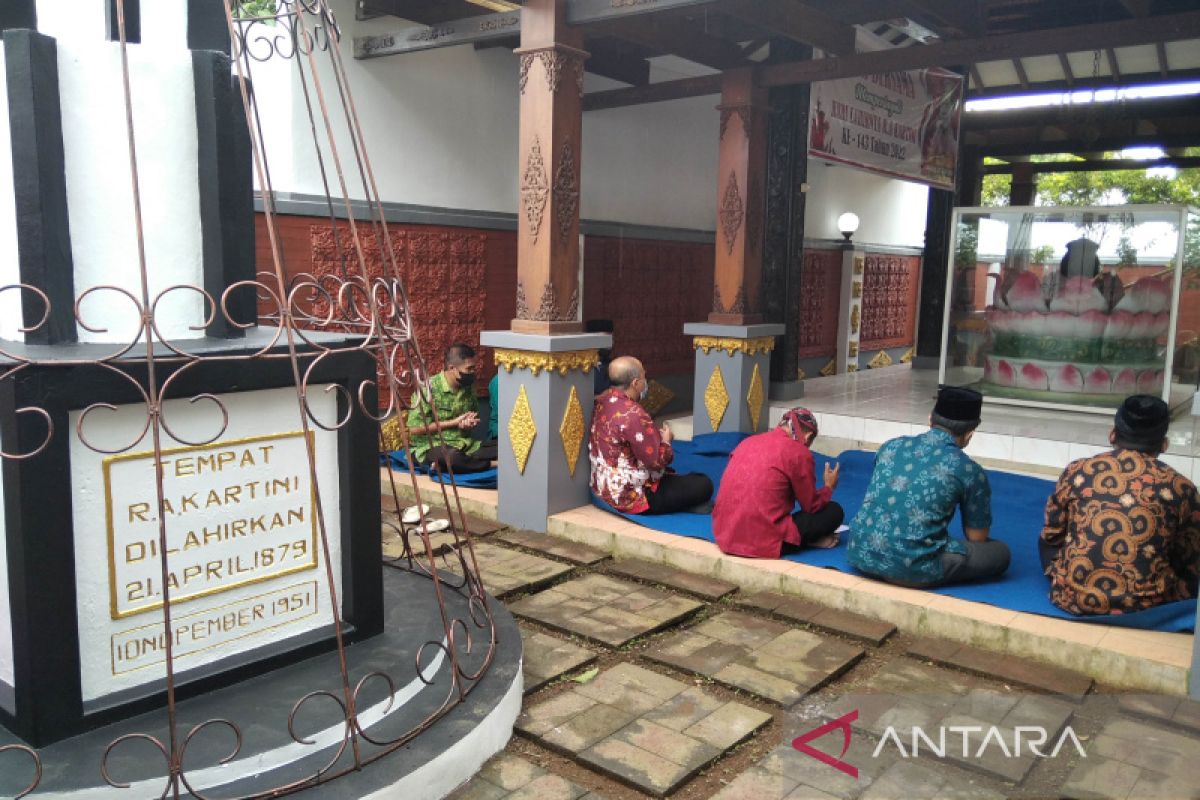Doa bersama digelar warga Jepara di monumen ari-ari RA Kartini