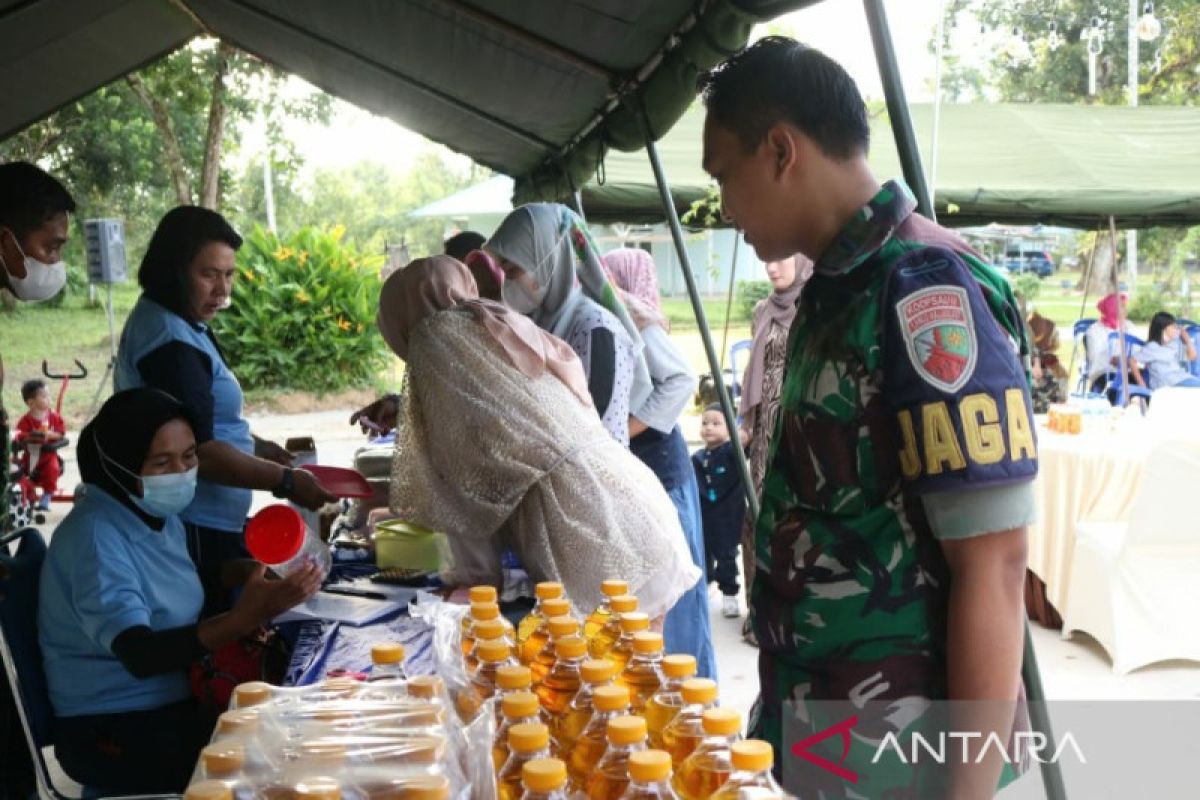 Lanud Haluoleo Kendari membantu bahan pokok warga melalui bazar Ramadhan