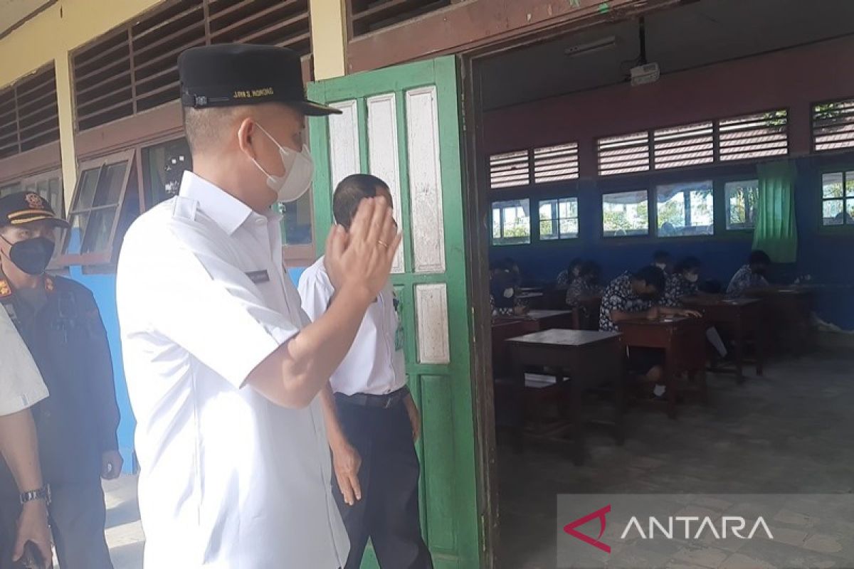 Pastikan berjalan baik, Bupati Gumas pantau pelaksanaan ujian sekolah