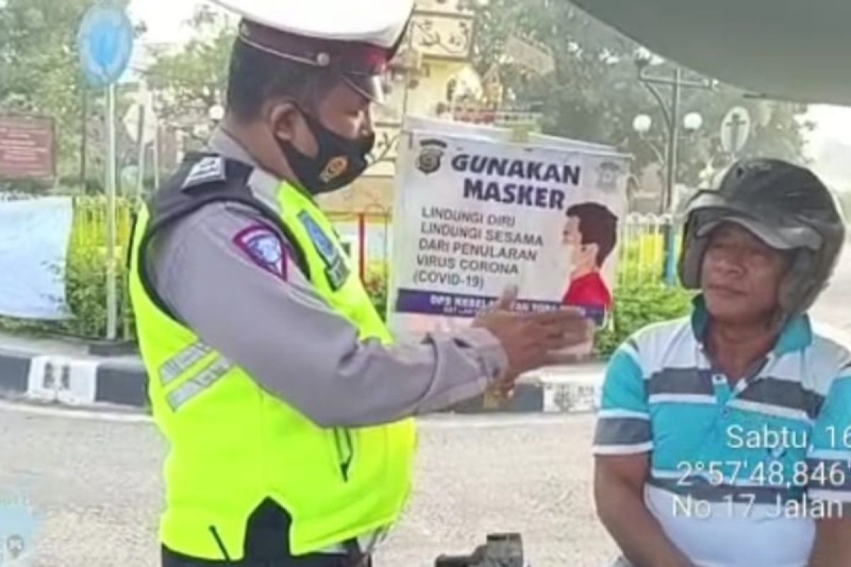 Polres Tanjungbalai  bagikan masker antisipasi penyebaran COVID-19
