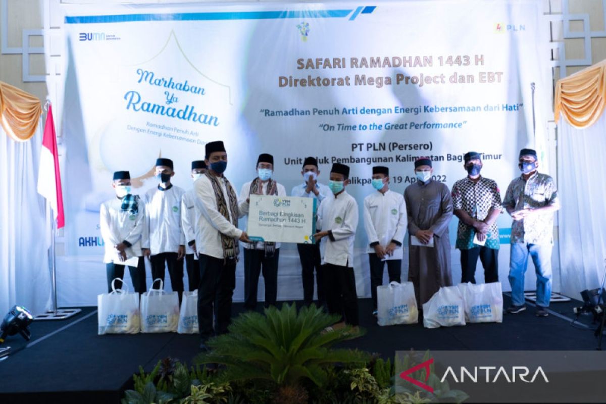 PT PLN UIP Kalbagtim bagikan bingkisan untuk 400 mustahik