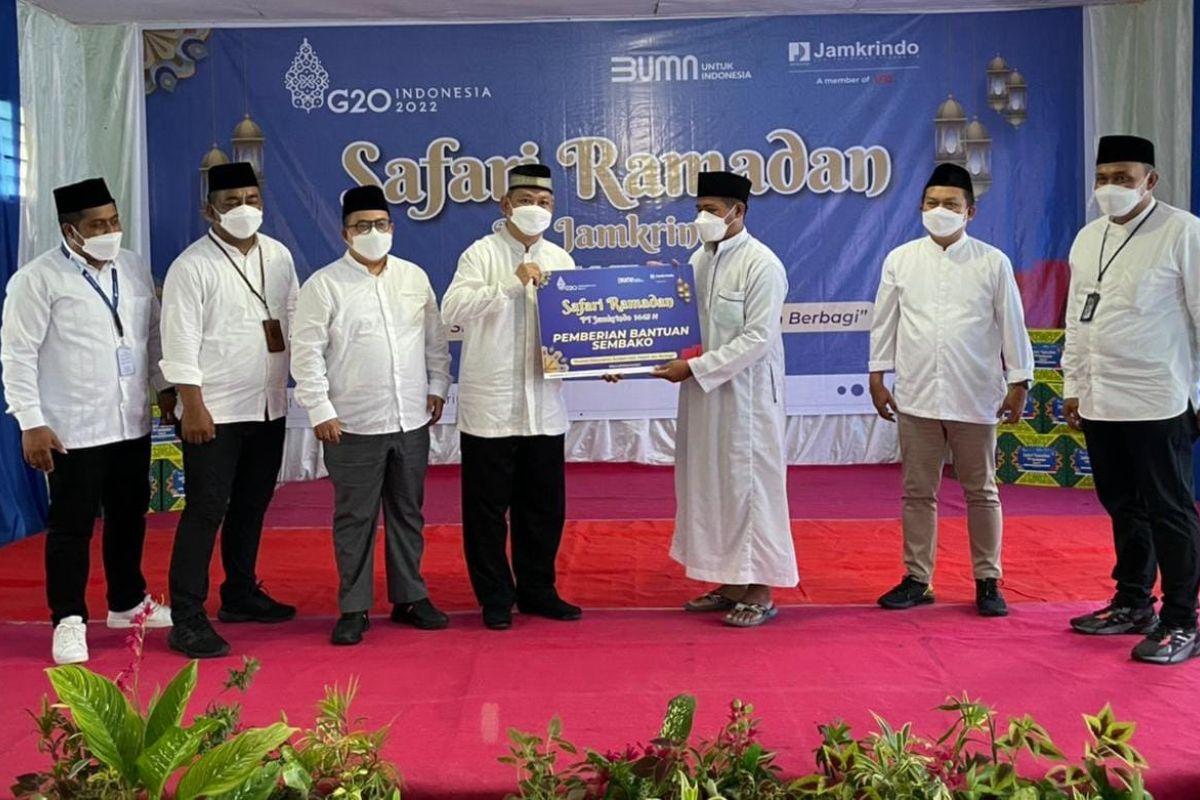 PT Jamkrindo bagikan santunan untuk santri di Ponpes Al-Madinah Ambon