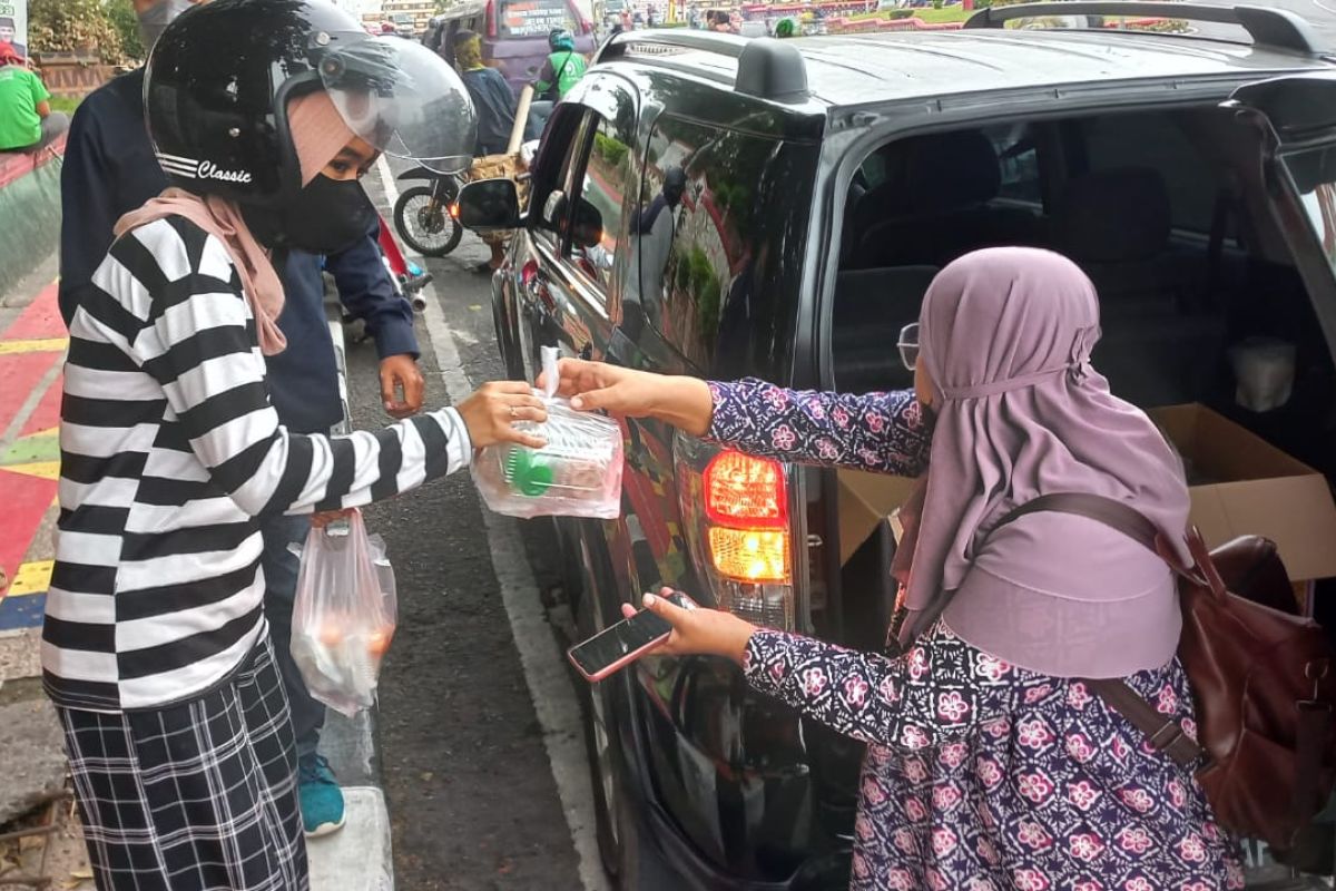 Srikandi LKBN ANTARA bagikan takjil di Hari Kartini