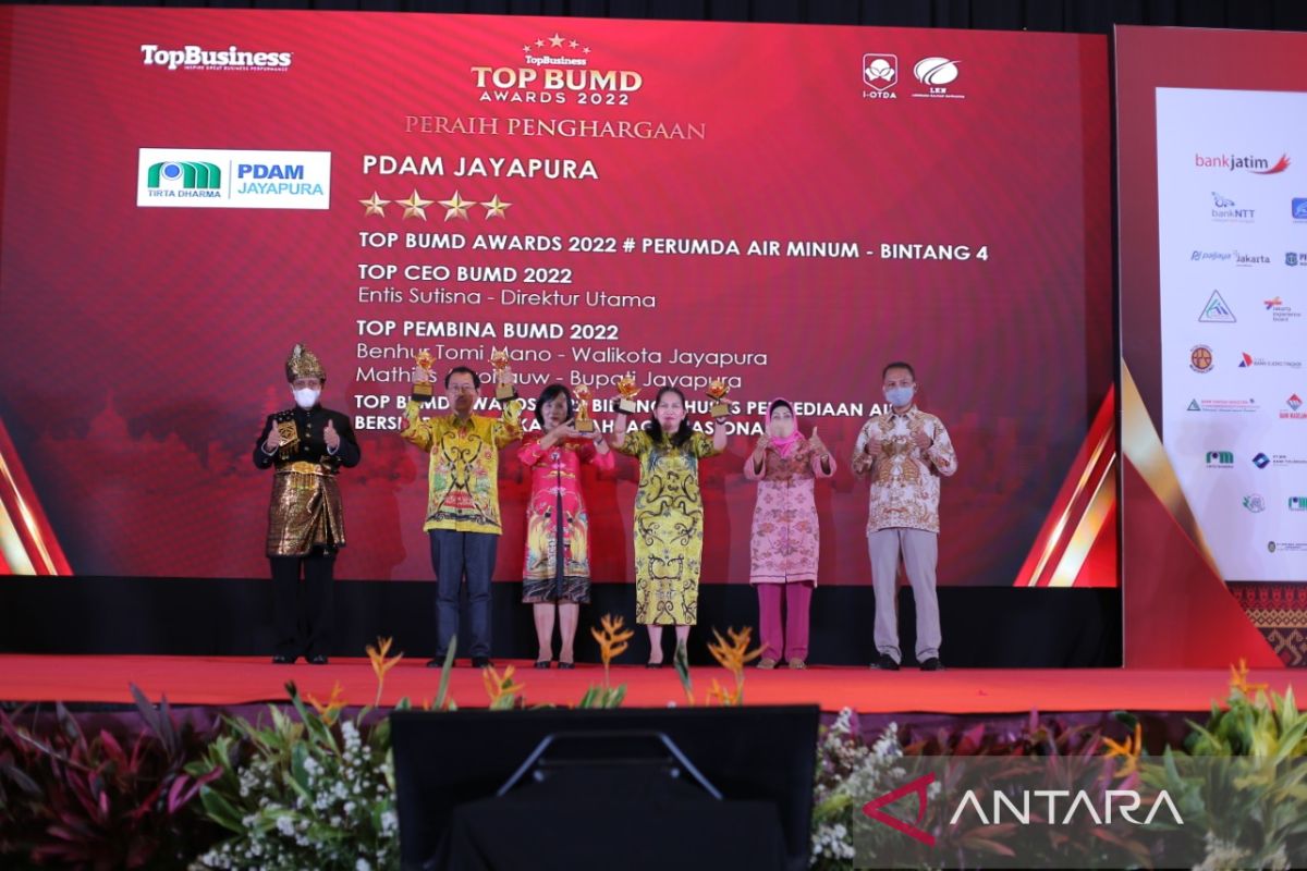 PDAM Jayapura meraih empat penghargaan Top BUMD Awards 2022