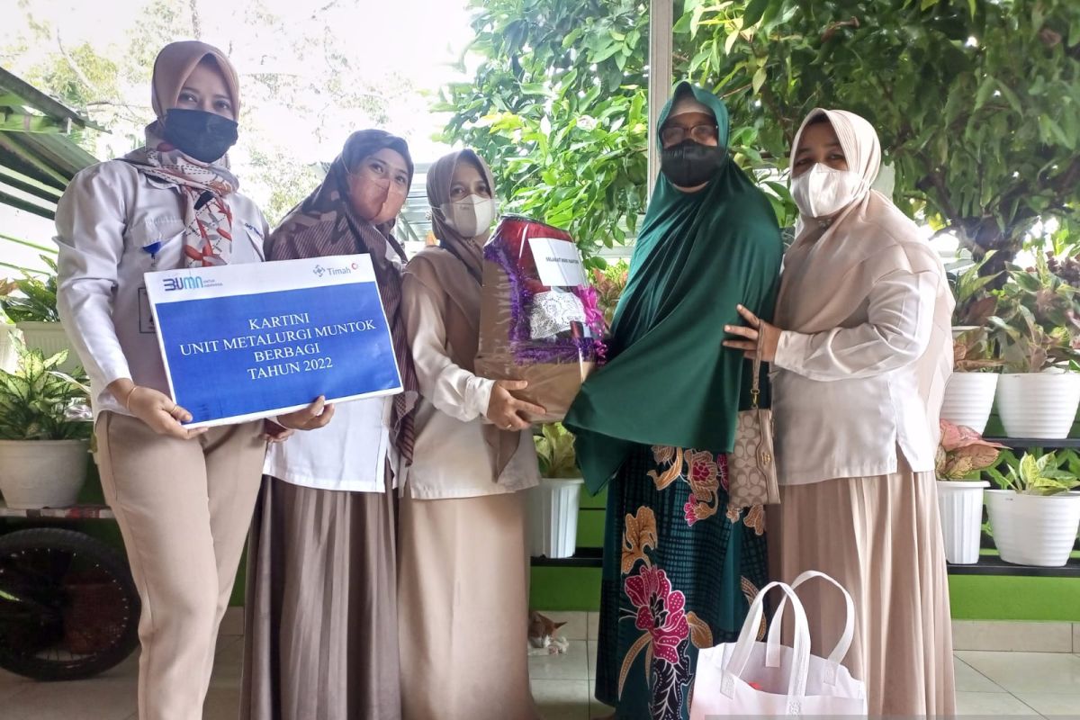Peringati Hari Kartini, karyawati PT Timah datangi guru ngaji perempuan di Muntok