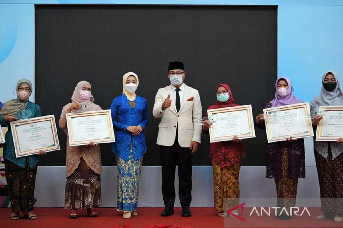 Gubernur Jawa Barat berikan penghargaan kepada 27 pahlawan perempuan