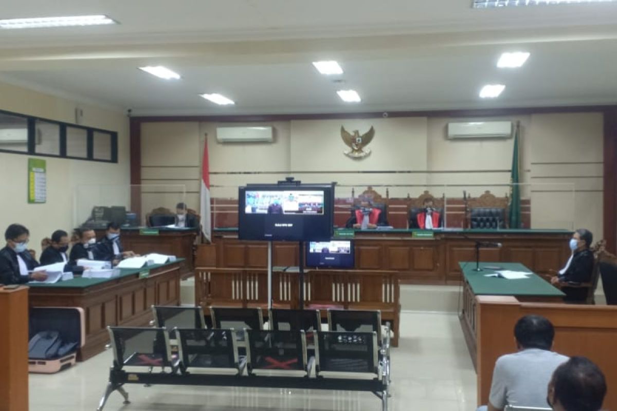 Bupati nonaktif Probolinggo Puput Tantriana dituntut 8 tahun penjara