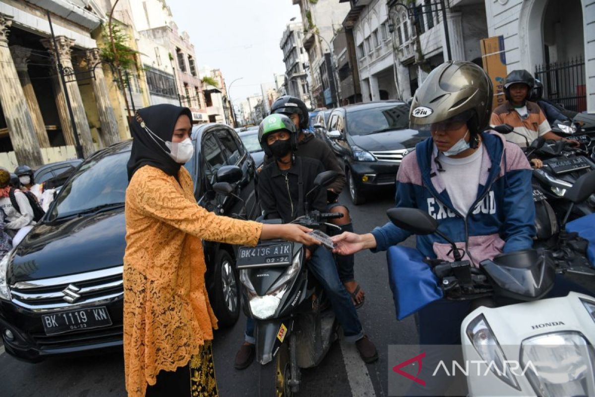 Polwan di Medan bagikan takjil gratis dengan mengenakan kebaya