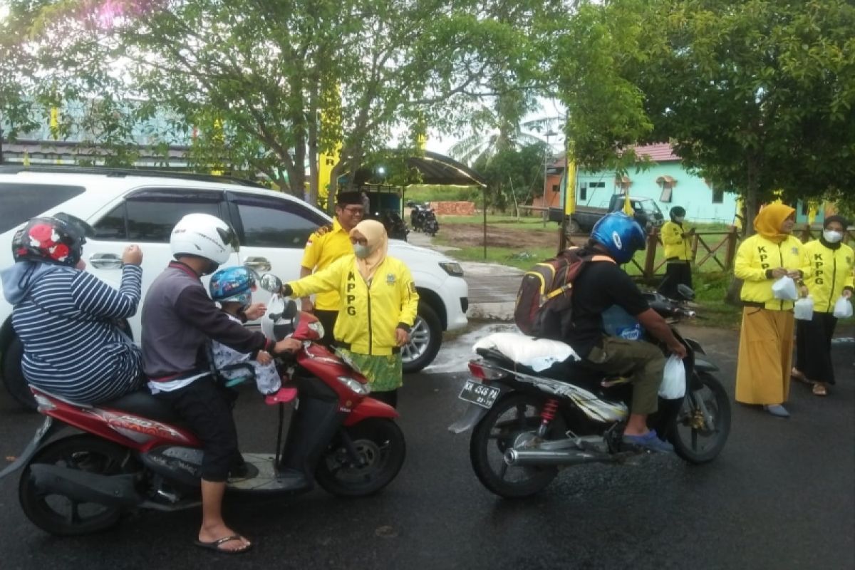 Golkar Seruyan bagi ratusan takjil dan gelar buka puasa bersama