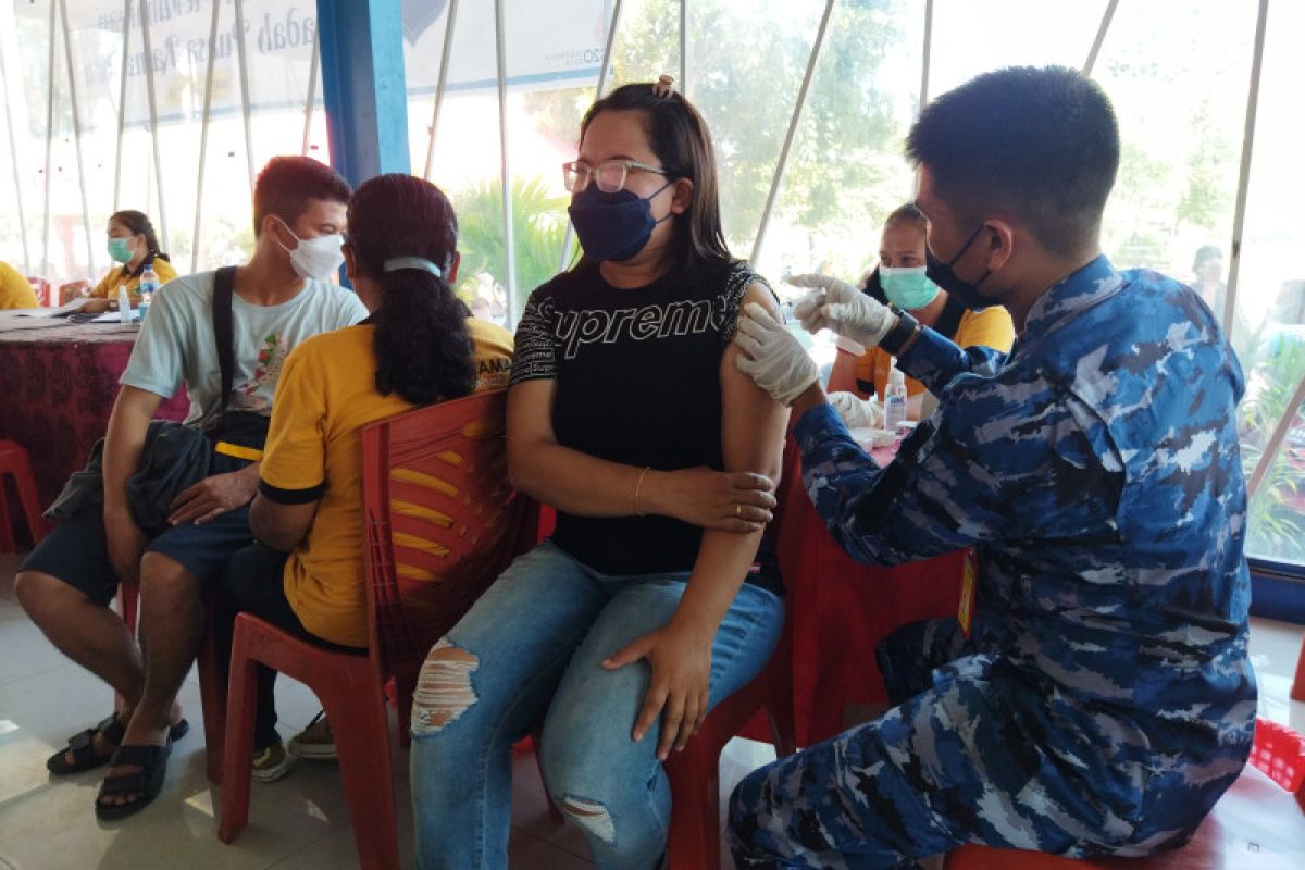 Indonesian Air Force holds vaccination drive for 400 Maumere residents