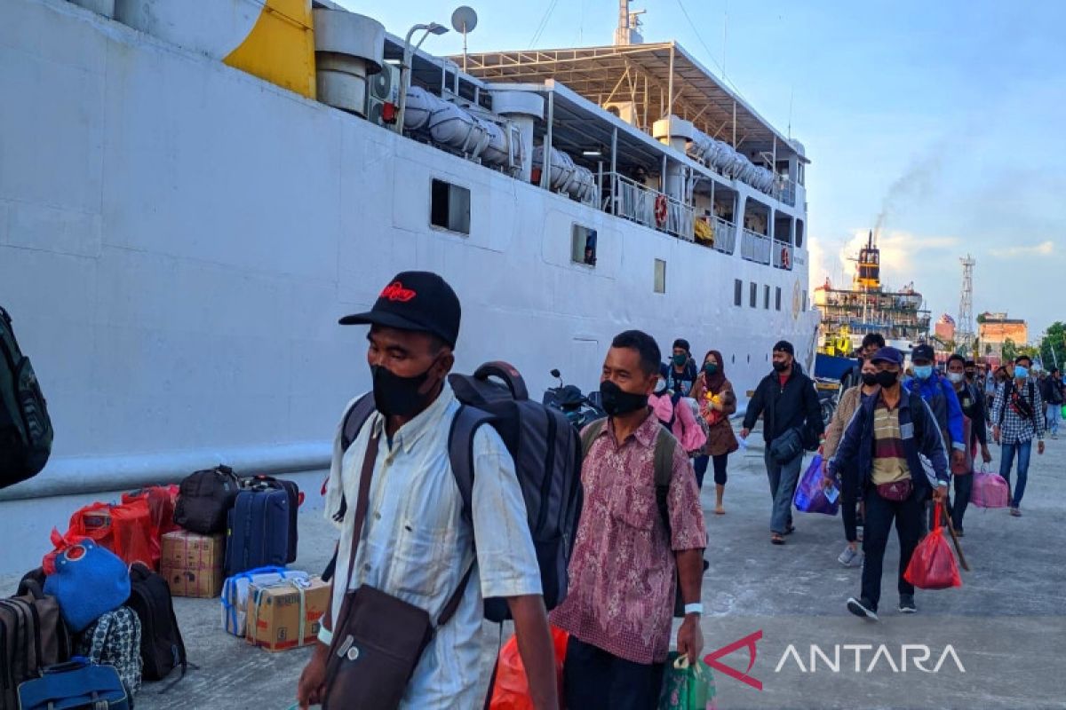 1.368 pemudik bertolak dari Pelabuhan Sampit menuju Pulau Jawa