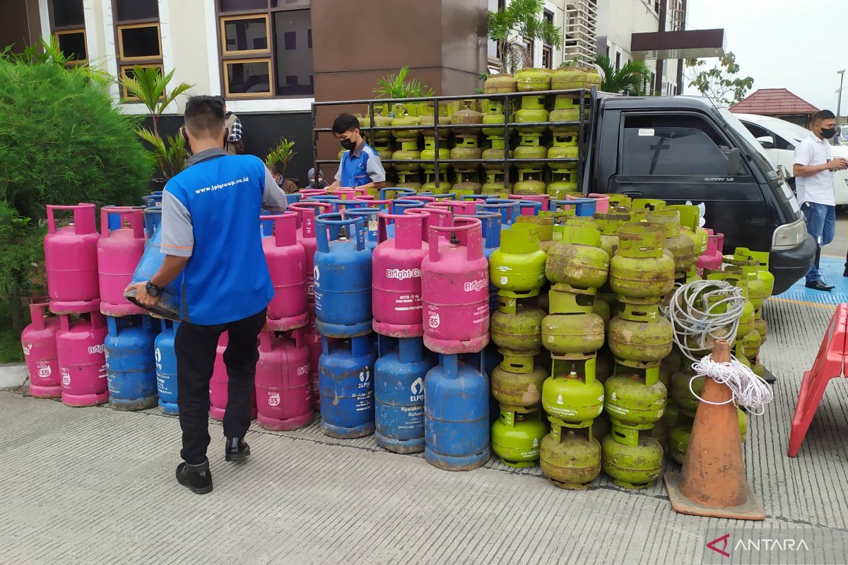 Polisi bekuk dua pengoplos gas LPG bersubsidi ke tabung 12 Kg